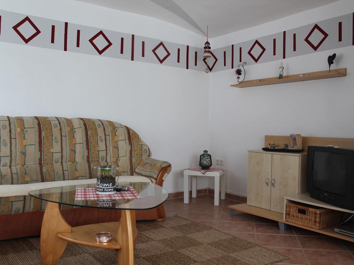 Spacious Bungalow Near Sea In Grundshagen Екстериор снимка